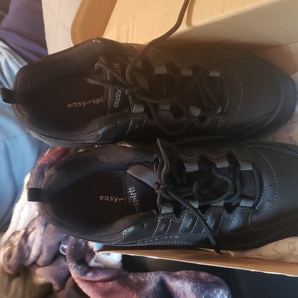 Tennis shoes